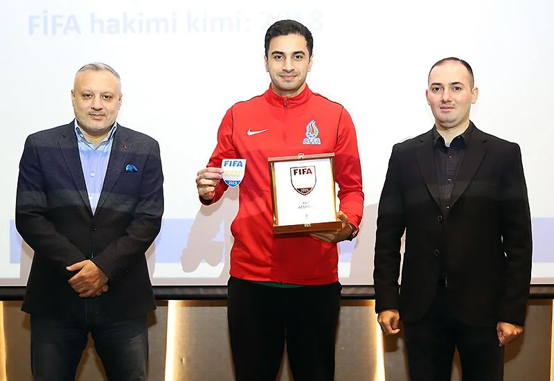FIFA referilərinə emblemlər təqdim olundu - FOTOLAR 