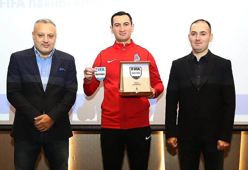 FIFA referilərinə emblemlər təqdim olundu - FOTOLAR 