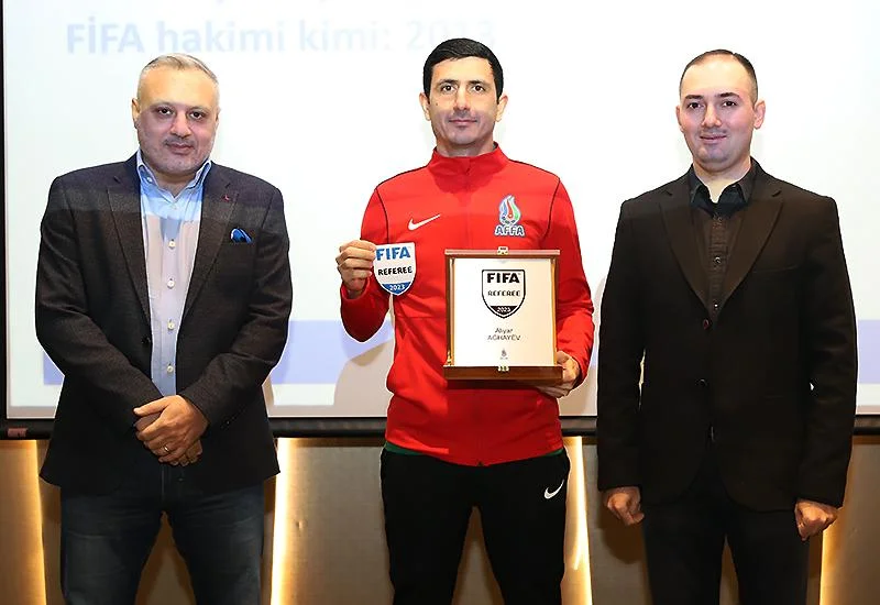 FIFA referilərinə emblemlər təqdim olundu - FOTOLAR 