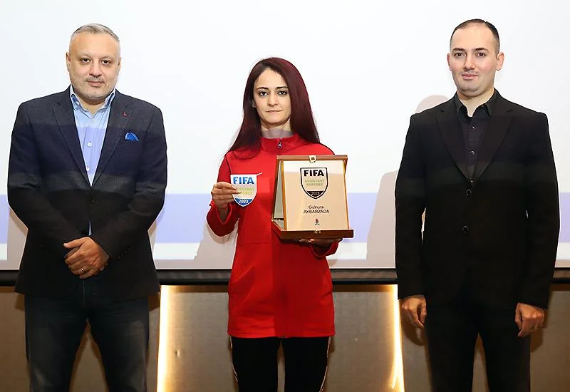FIFA referilərinə emblemlər təqdim olundu - FOTOLAR 