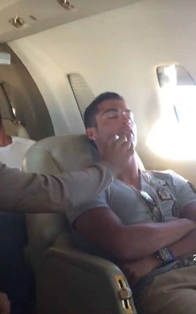 Ronaldu yatdığı yerdə ağzına yemək qoydular - FOTO 