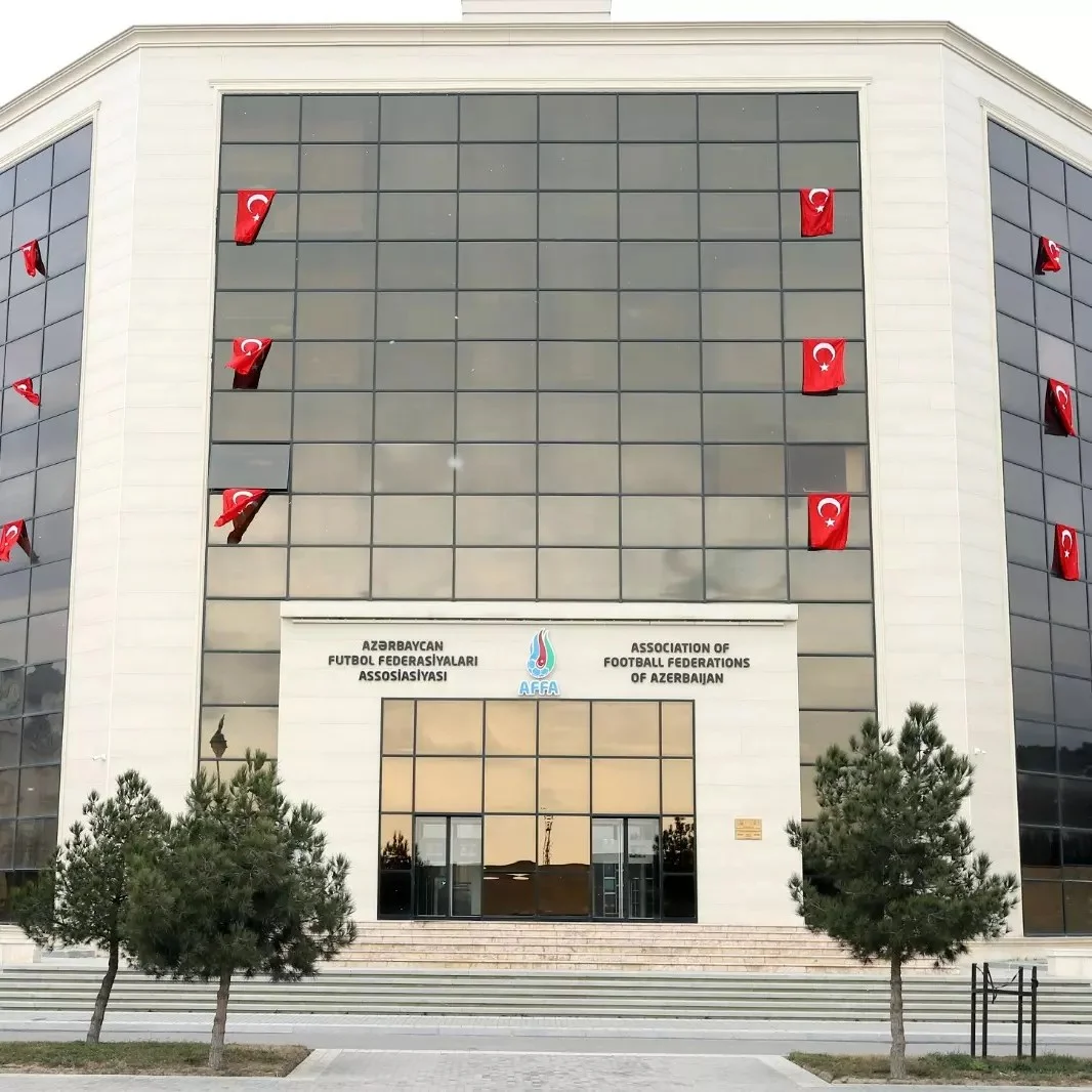 AFFA-nın binası Türkiyə bayraqlarına büründü - FOTOLAR 