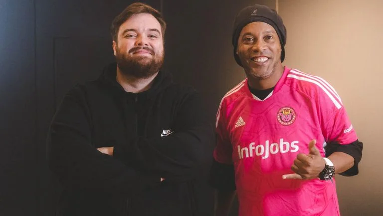 Ronaldinyo futbola qayıtdı 