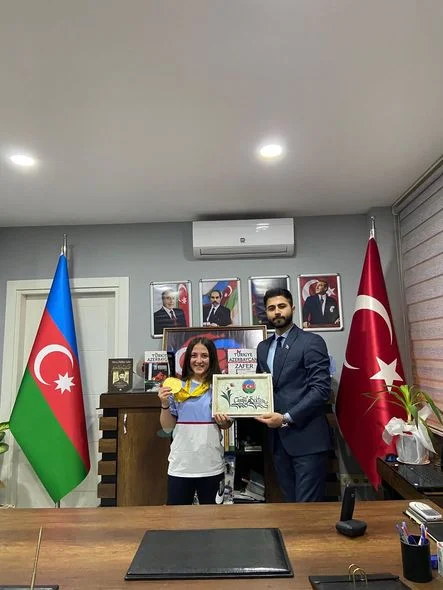İrəvanda çempion olan türkiyəli xanıma Azərbaycan bayrağı verildi 