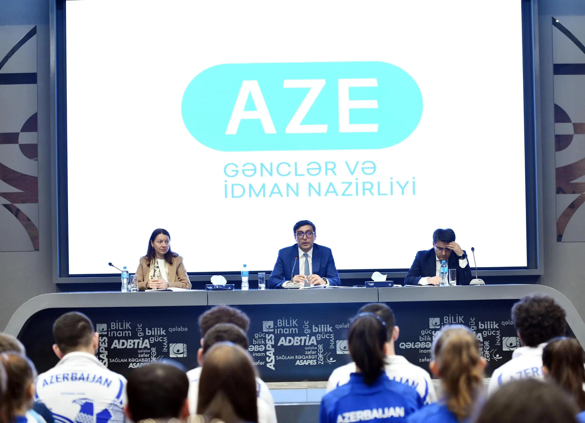 Nazir apreldə uğur qazanan idmançılarla görüşdü 