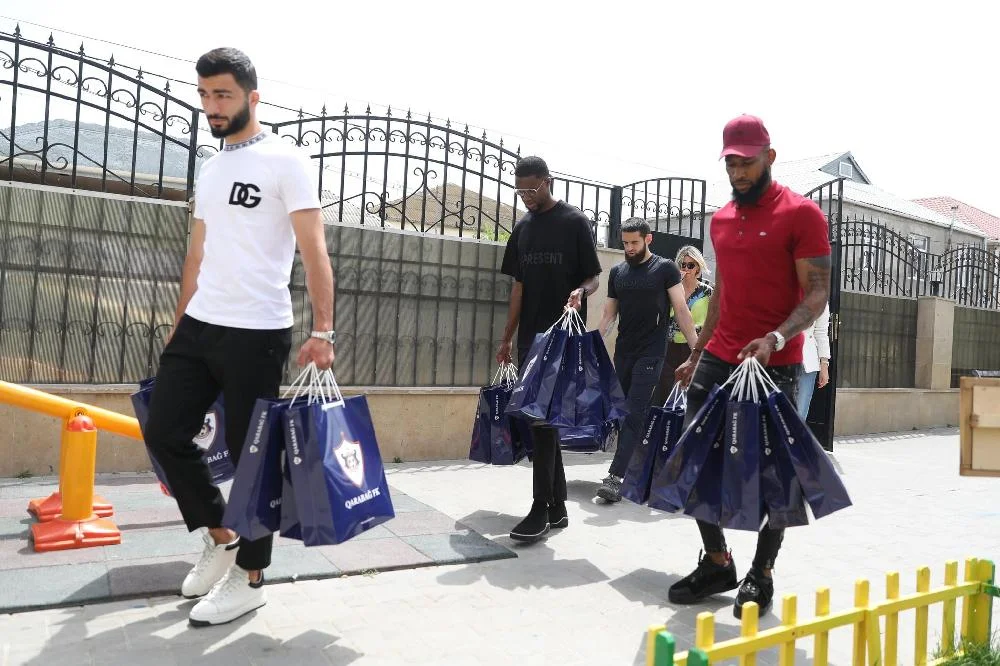 "Qarabağ" rəhbərliyi və futbolçular uşaq sığınacağını ziyarət etdi - FOTOLAR 