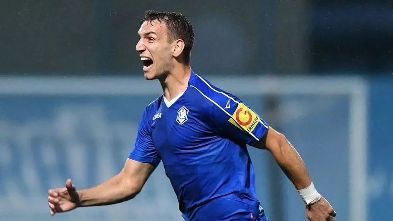 Super Liqa klubunda 2-si getdi, 2-si gəldi 