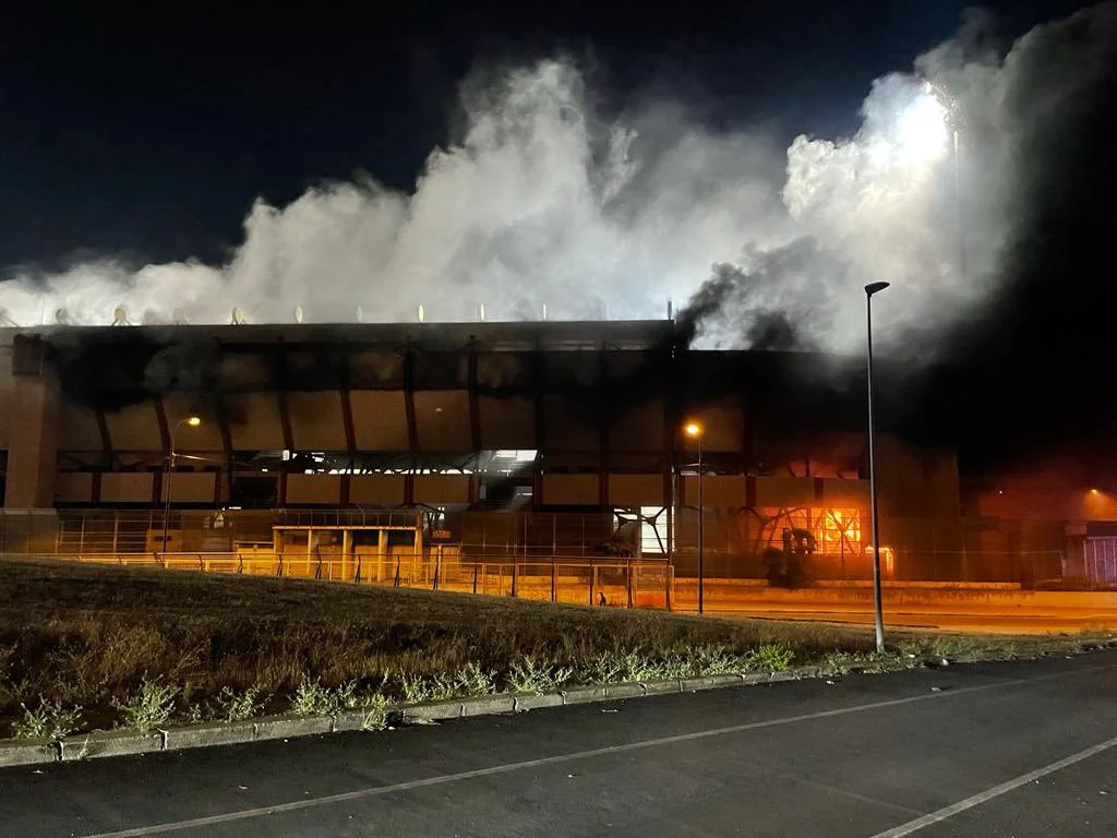 İtaliyada stadionu yandırdılar, məşq etməyə yer qalmadı - FOTO 