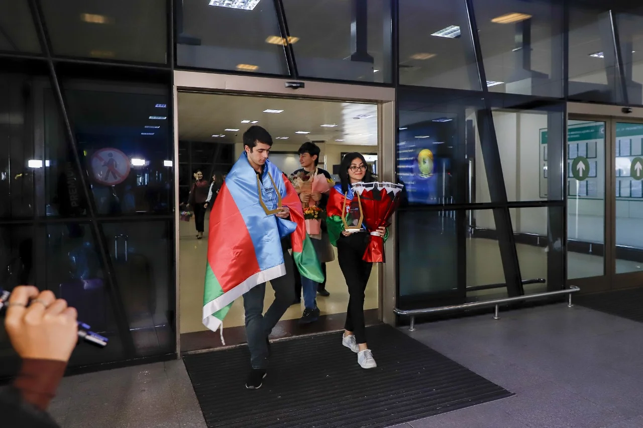 Dünya çempionları Bakıda belə qarşılandılar - FOTO 