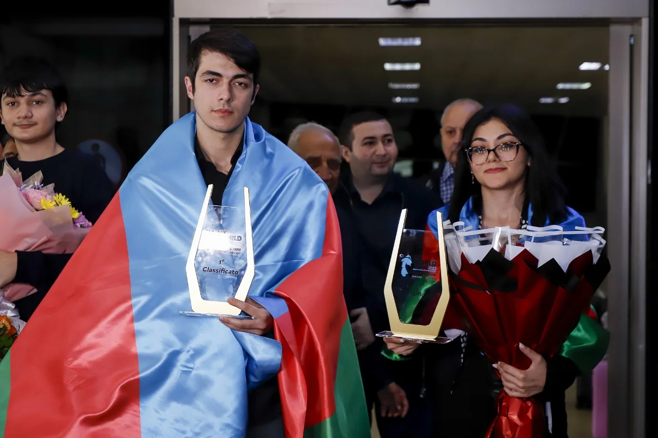 Dünya çempionları Bakıda belə qarşılandılar - FOTO 