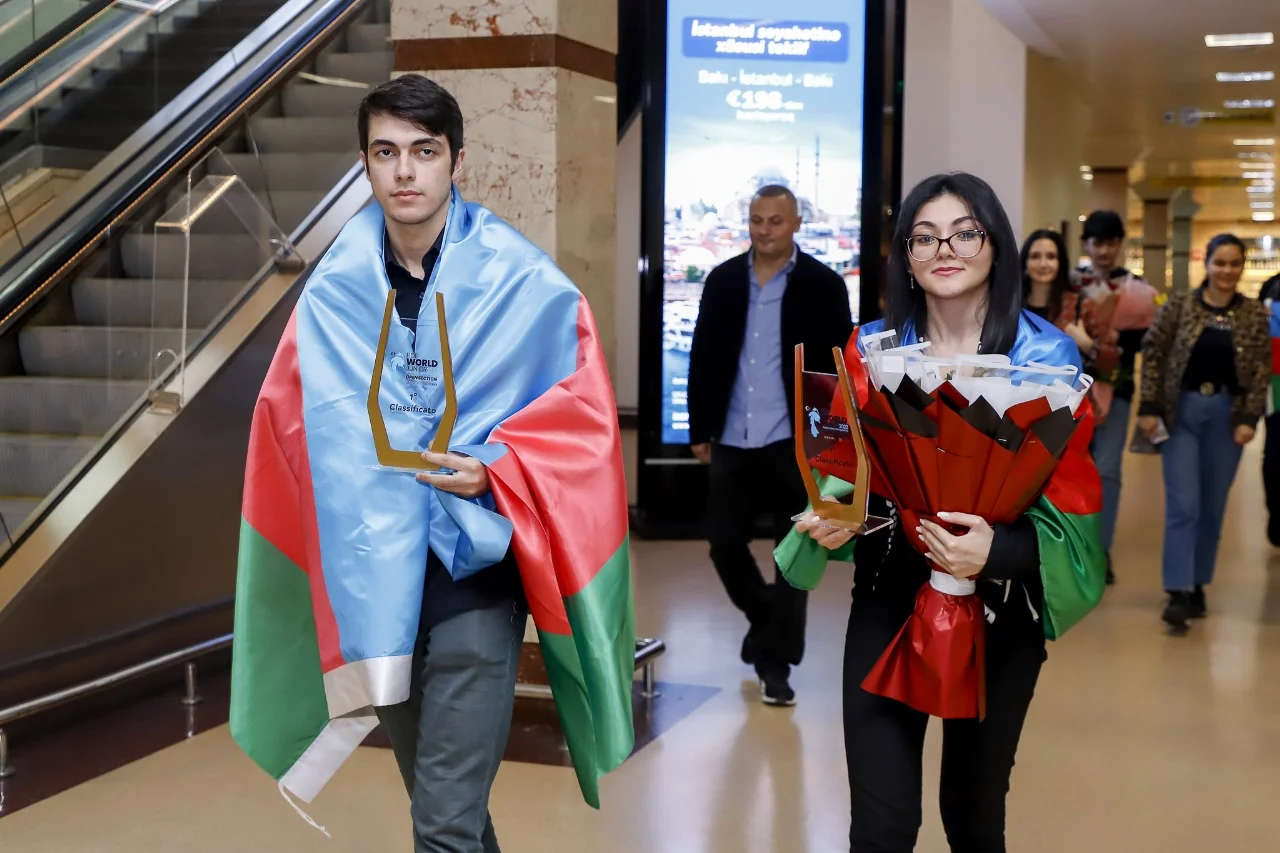 Dünya çempionları Bakıda belə qarşılandılar - FOTO 