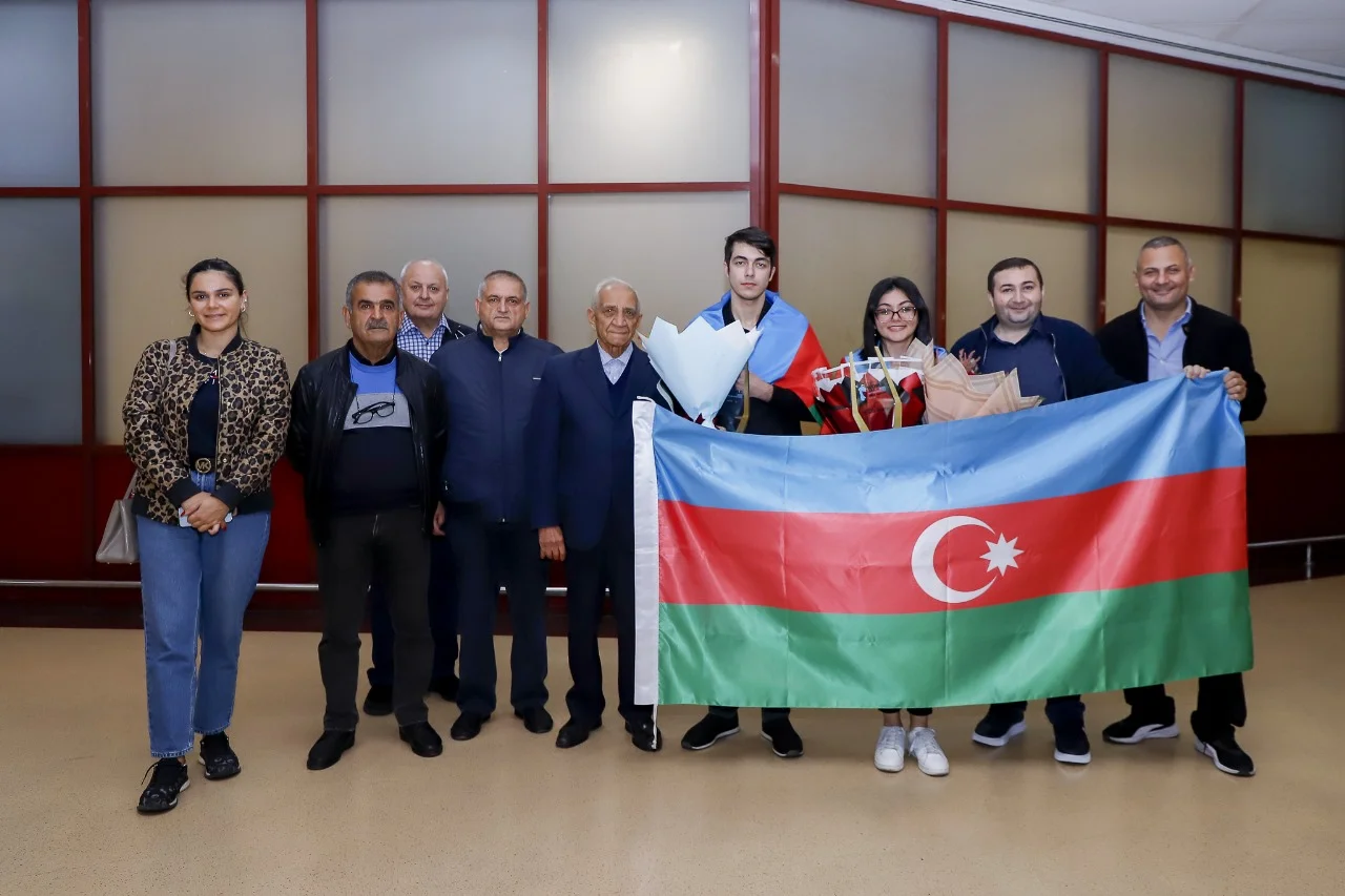 Dünya çempionları Bakıda belə qarşılandılar - FOTO 