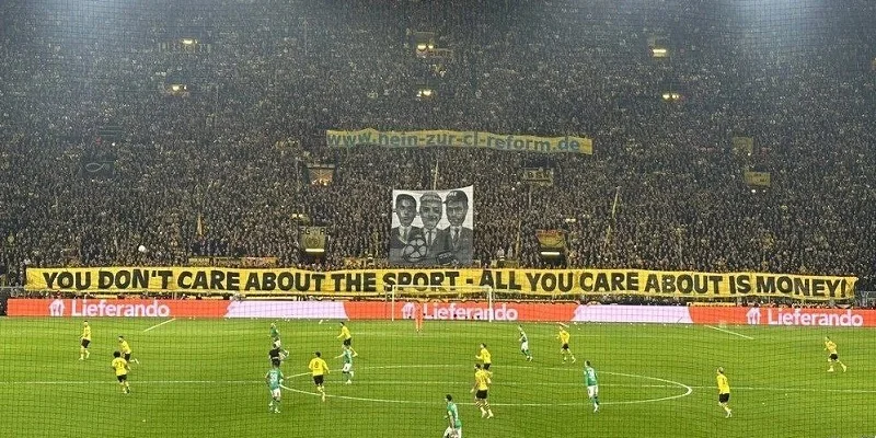 “Borussiya” azarkeşlərindən UEFA-ya etiraz: “Sizi ancaq pul maraqlandırır” 