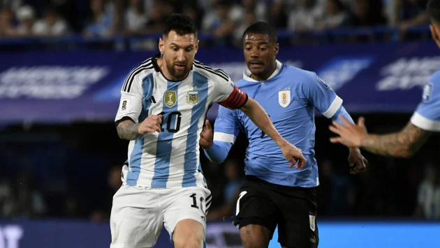 Messi rəqiblə əlbəyaxa oldu, hakim vərəqə vermədi - FOTO 