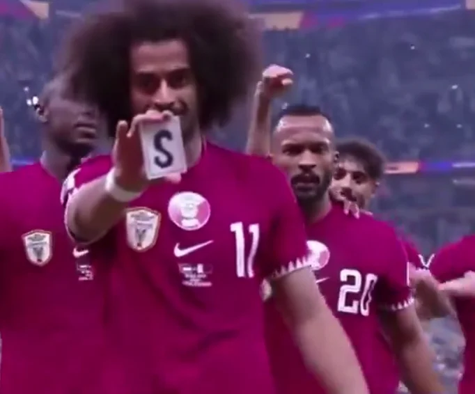 Qətərli futbolçu fokus göstərdi 