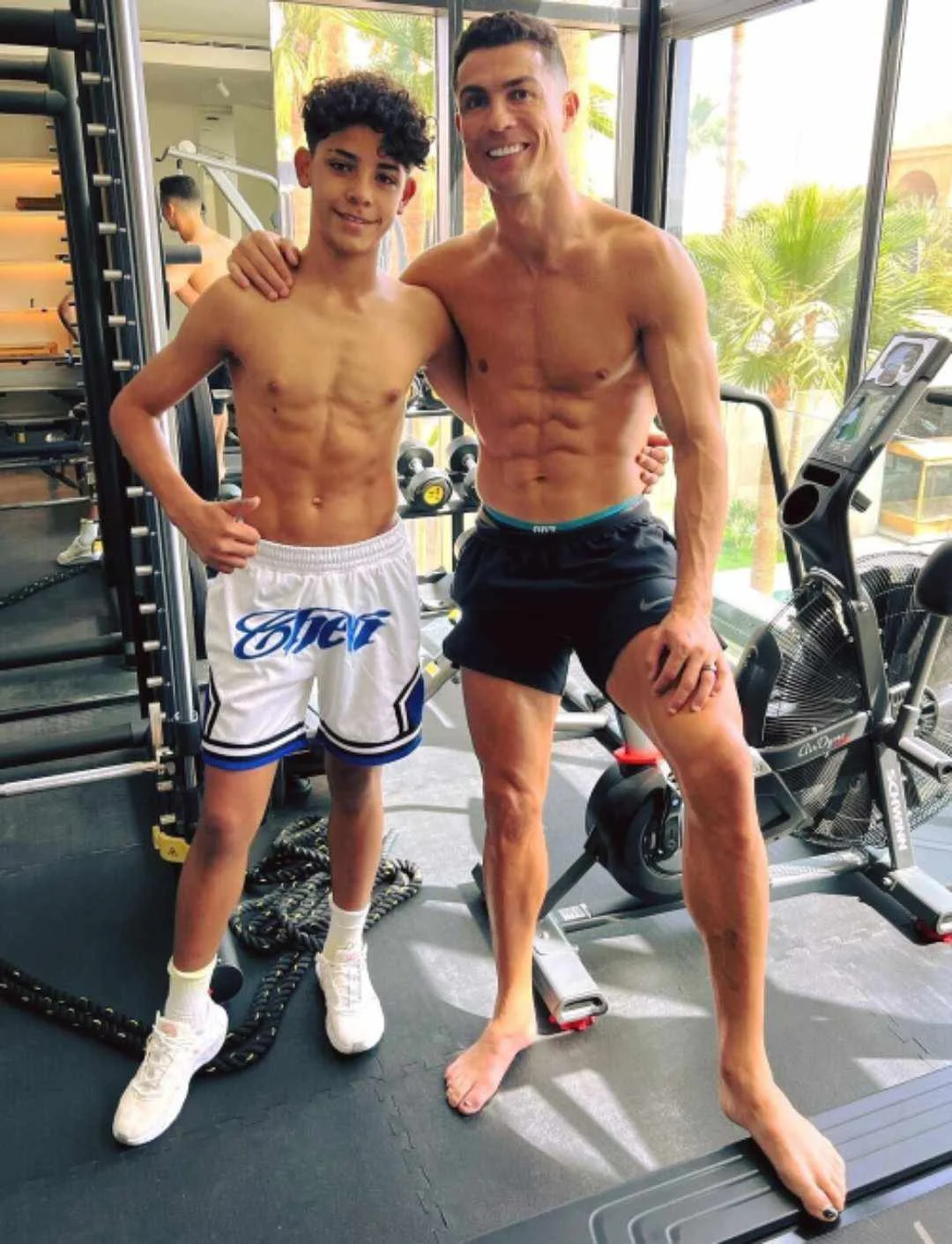Ronaldunun ayaq dırnaqlarını boyaması gündəm oldu - FOTO 