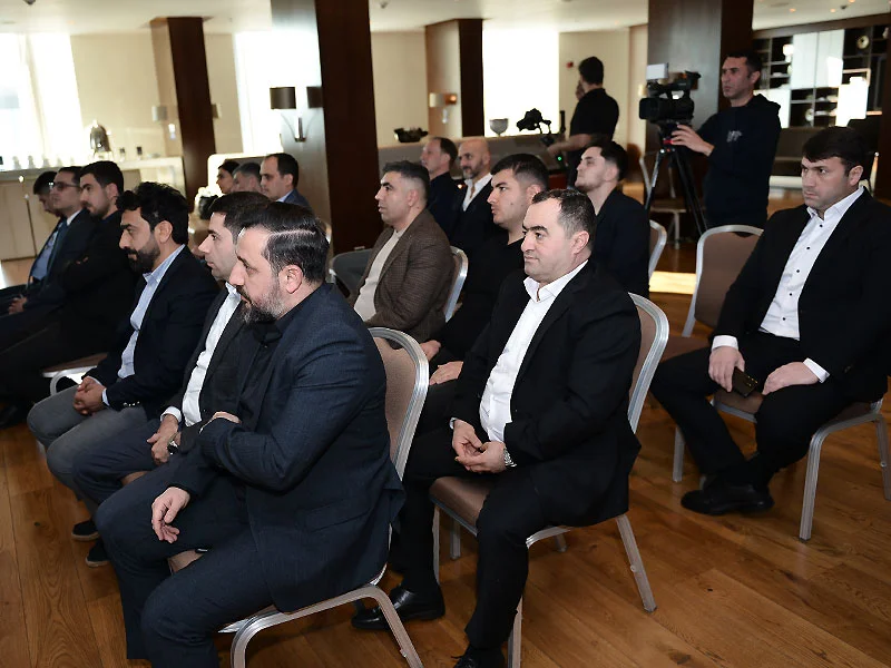 Rövnəq Abdullayev sertifikatlar payladı - FOTOLAR 