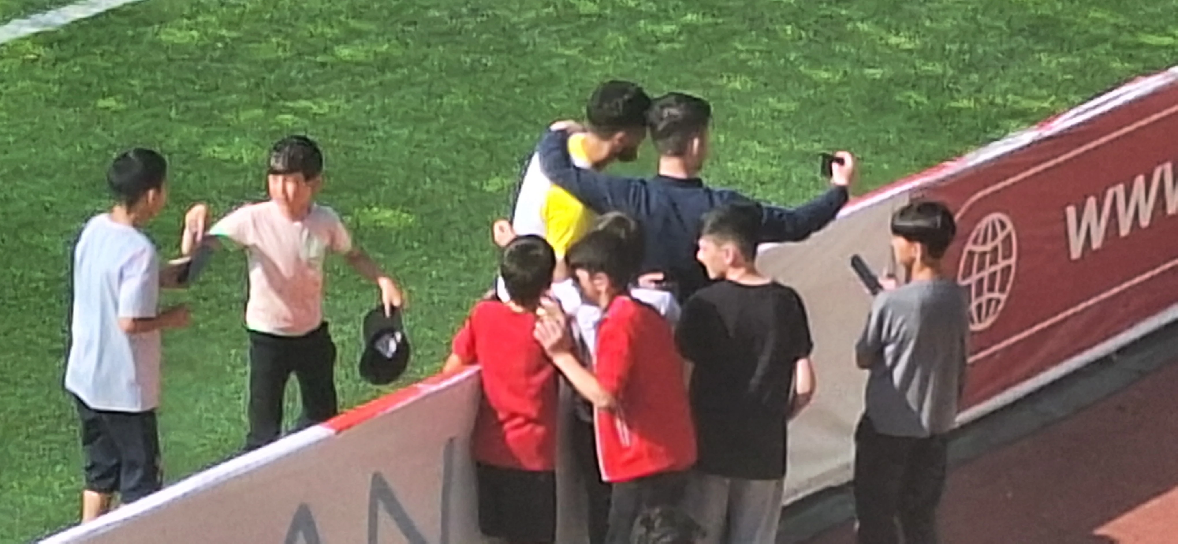 "Qẹbələ" azarkeşlərindən rəqib futbolçuya isti műnasibət - FOTO 