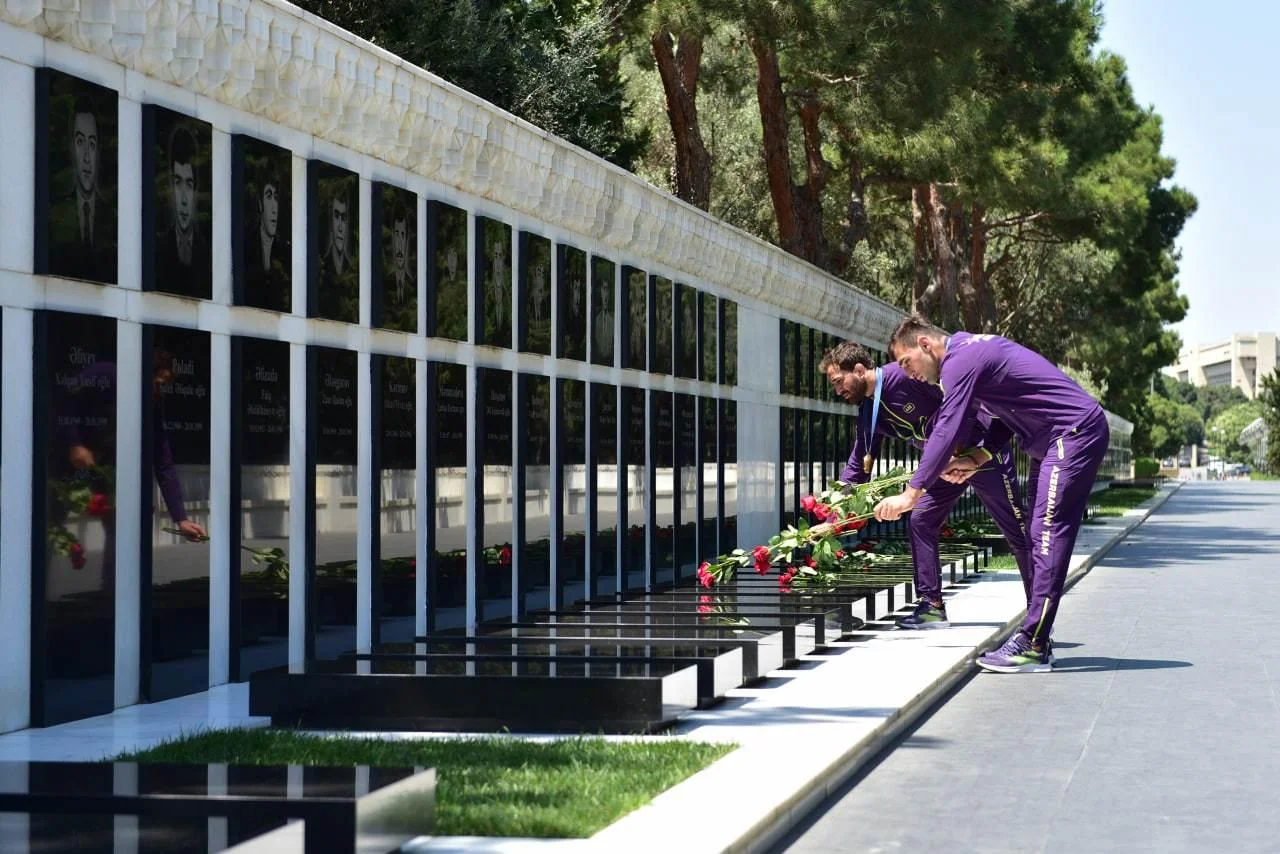 Azərbaycanın olimpiya çempionları Fəxri xiyabanı və Şəhidlər xiyabanını ziyarət ediblər 