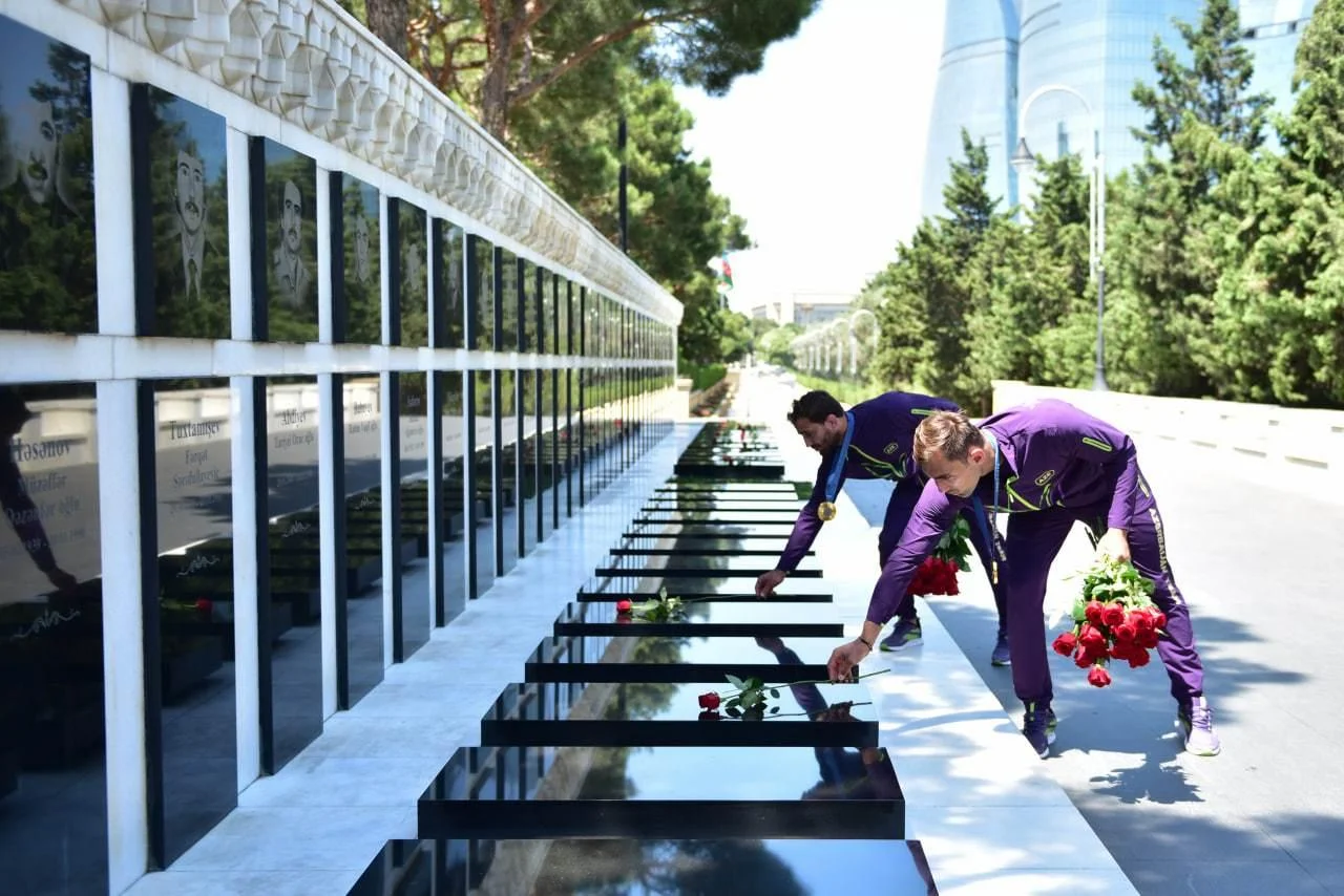 Azərbaycanın olimpiya çempionları Fəxri xiyabanı və Şəhidlər xiyabanını ziyarət ediblər 