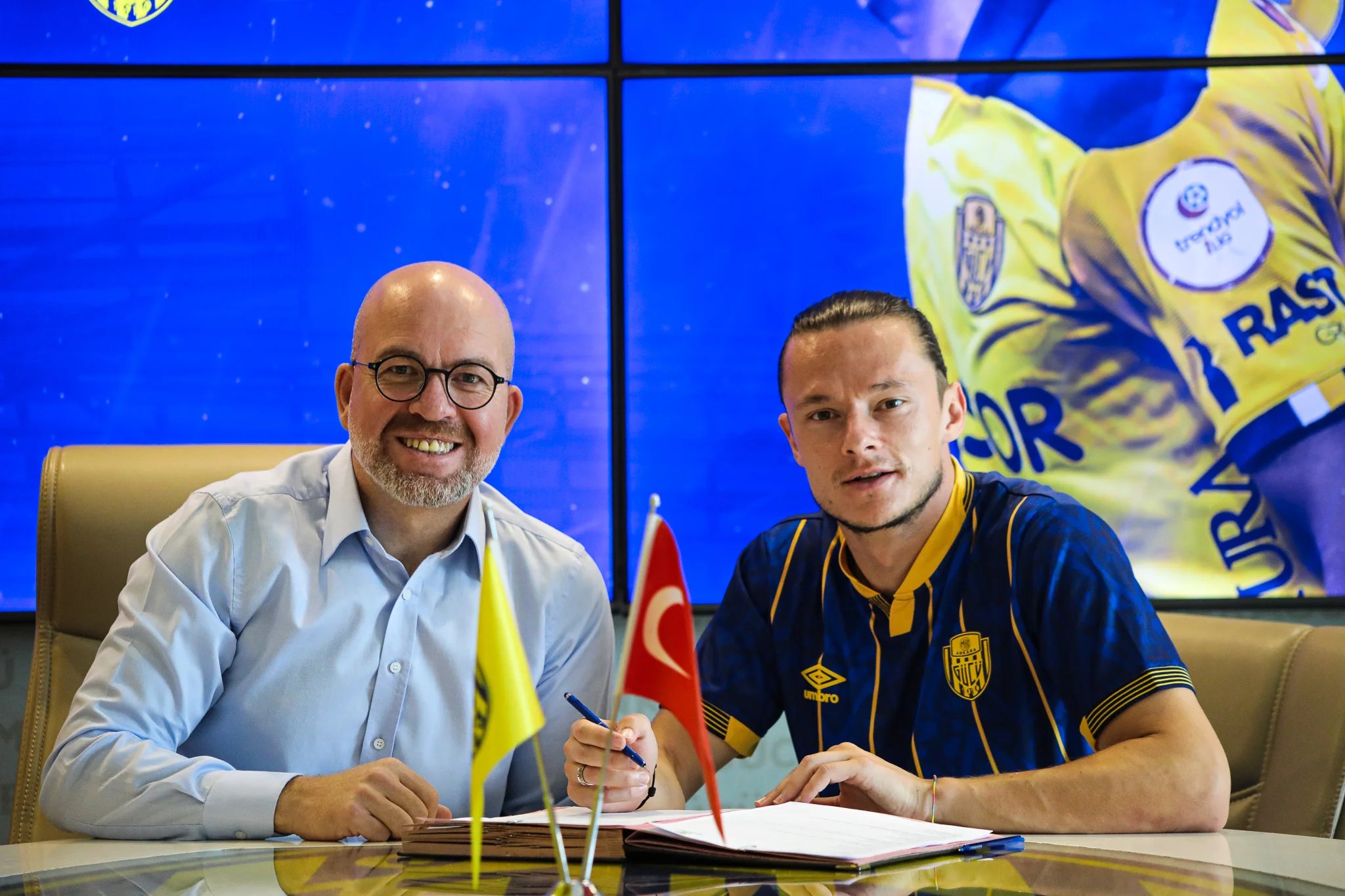 "Borussiya Dortmund"un futbolçusu Türkiyə klubu ilə müqvilə imzaladı 