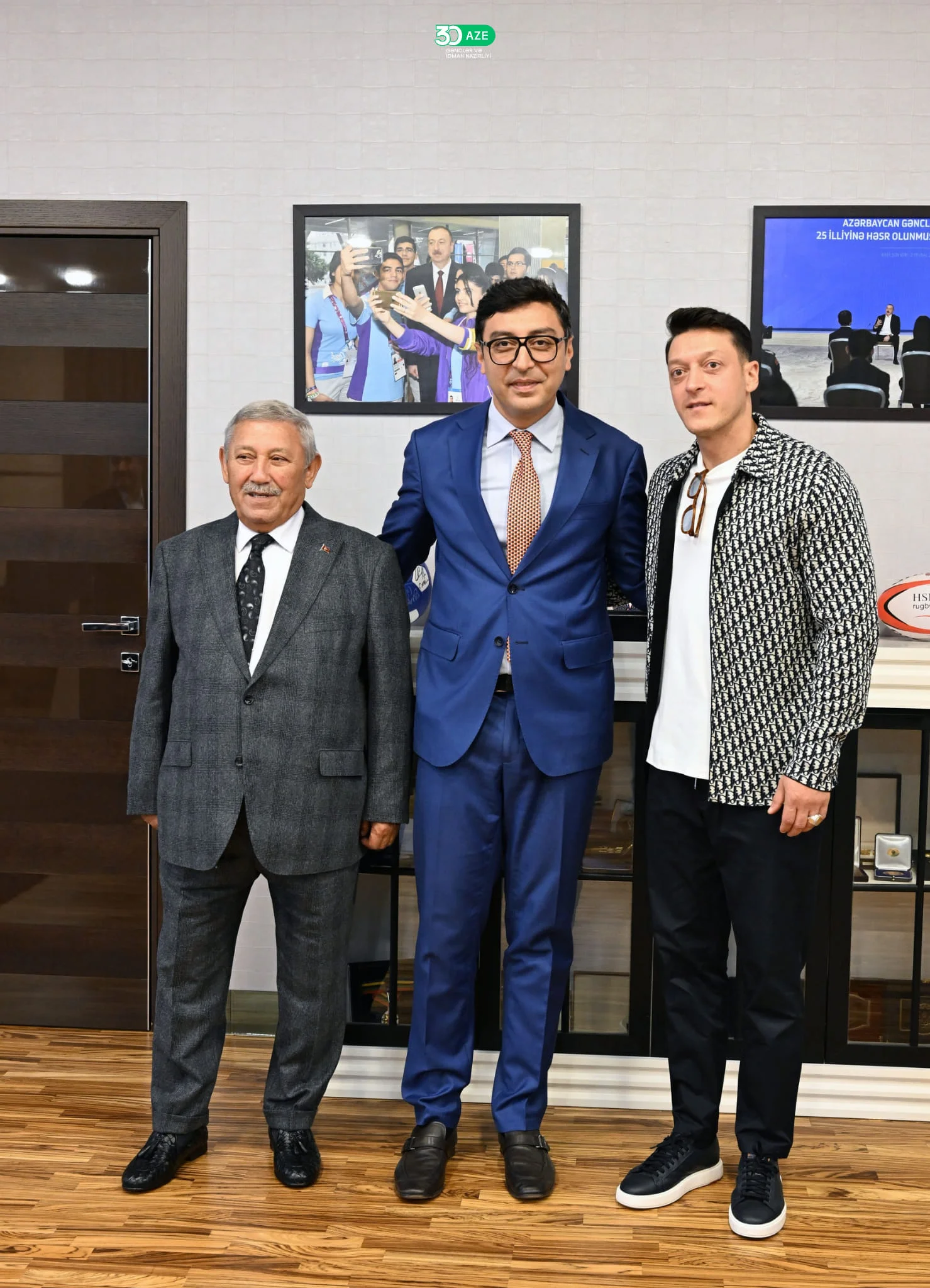 Nazir Məsut Özillə görüşdü 