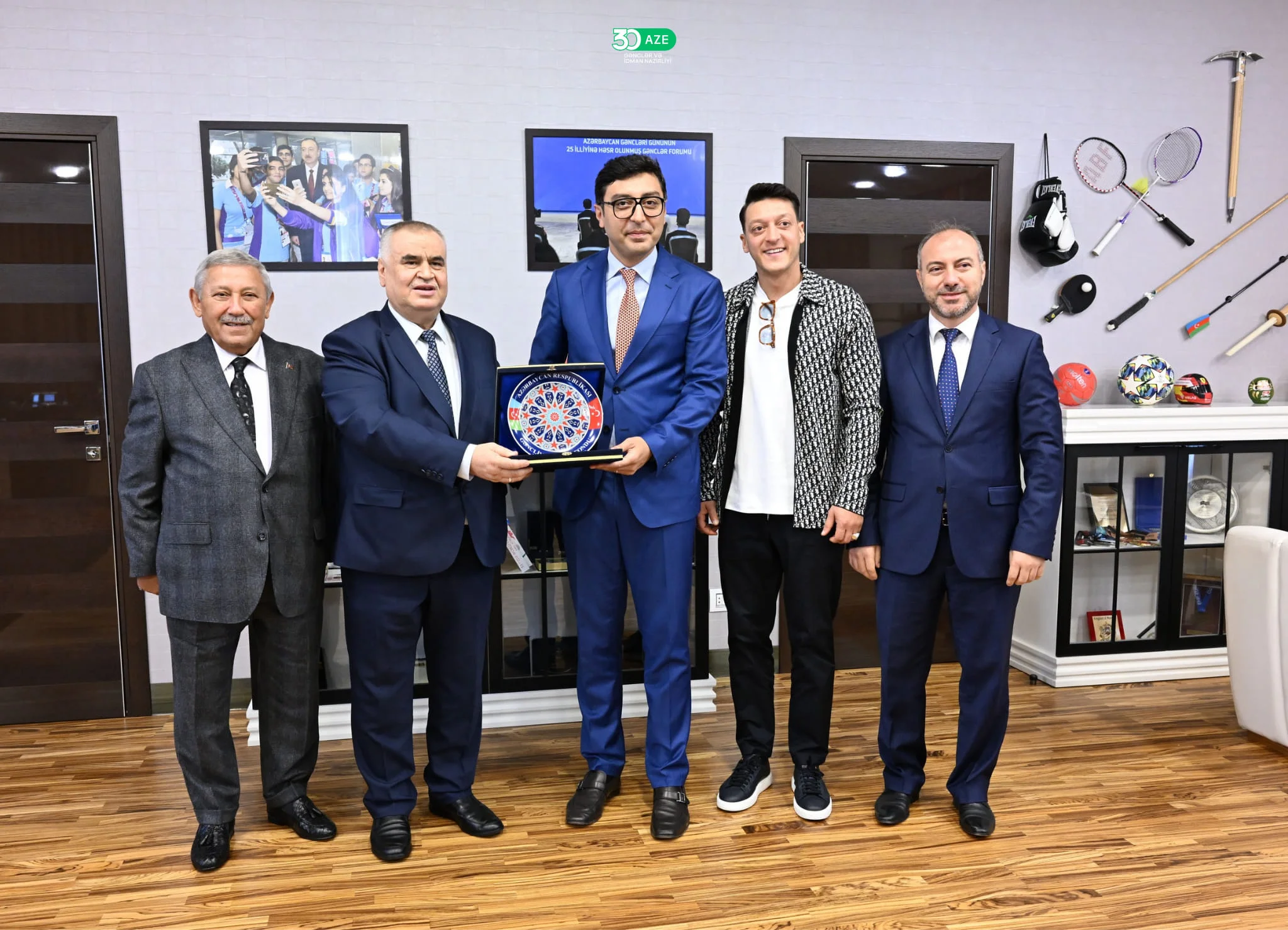 Nazir Məsut Özillə görüşdü 