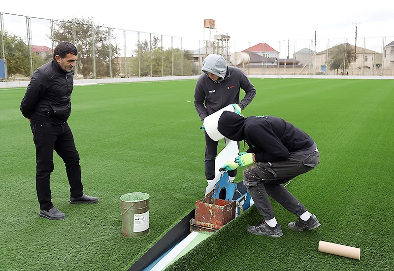 Binə stadionunda süni ot örtüyü dəyişdirilir - FOTOLAR 