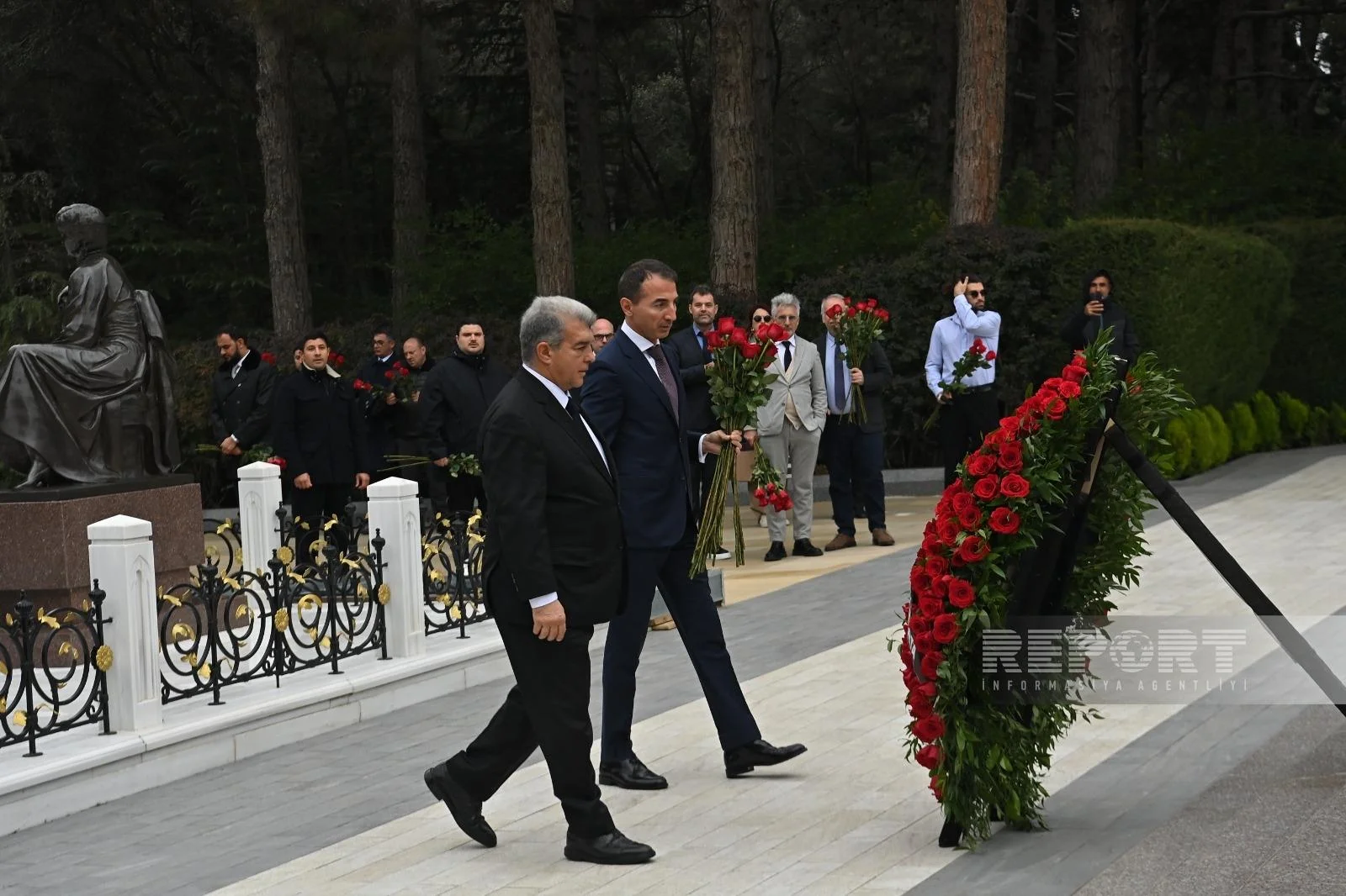 "Barselona" prezidenti Heydər Əliyevin məzarını ziyarət etdi 