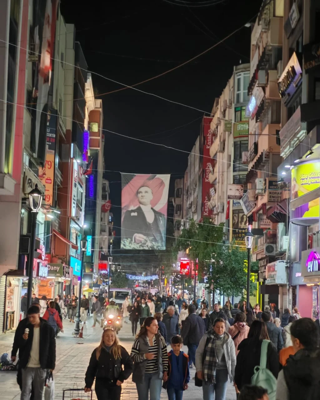 İzmir: Dalğaların qucaqladığı şəhər 