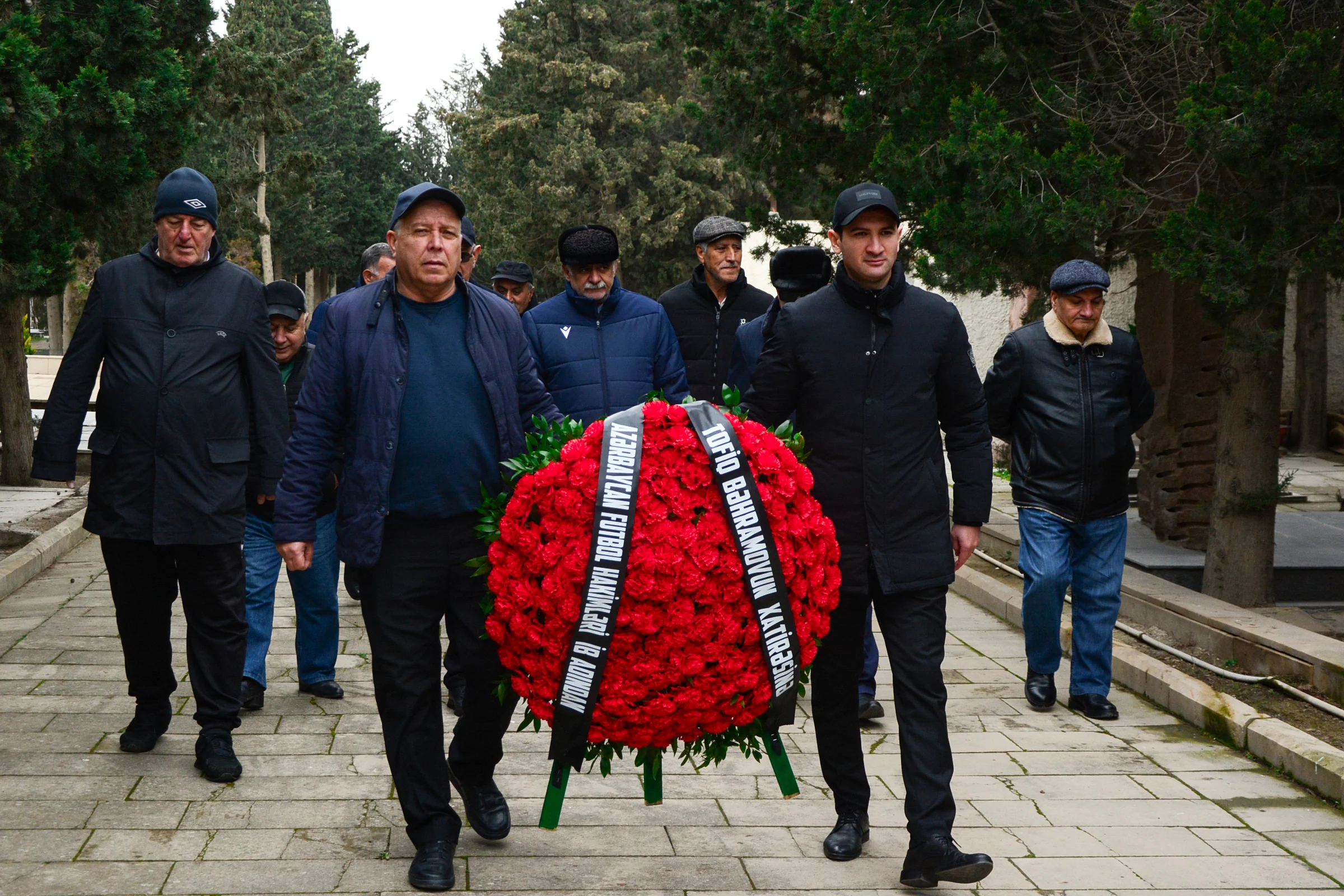 Azərbaycan Futbol Hakimləri birliyinin üzvləri Tofiq Bəhramovun məzarını ziyarət etdilər 