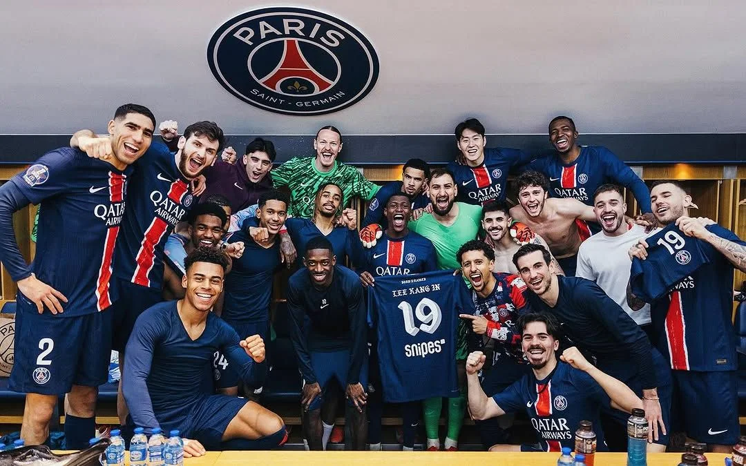 PSJ-nin futbolçuları yendikləri rəqibi Li Kan İnin forması ilə "sancdılar" - FOTO 
