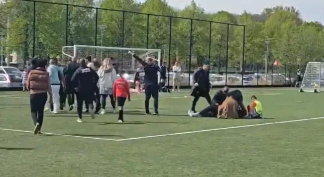 Ulduz futbolçunun atası meydanda döyüldü - FOTOLAR 