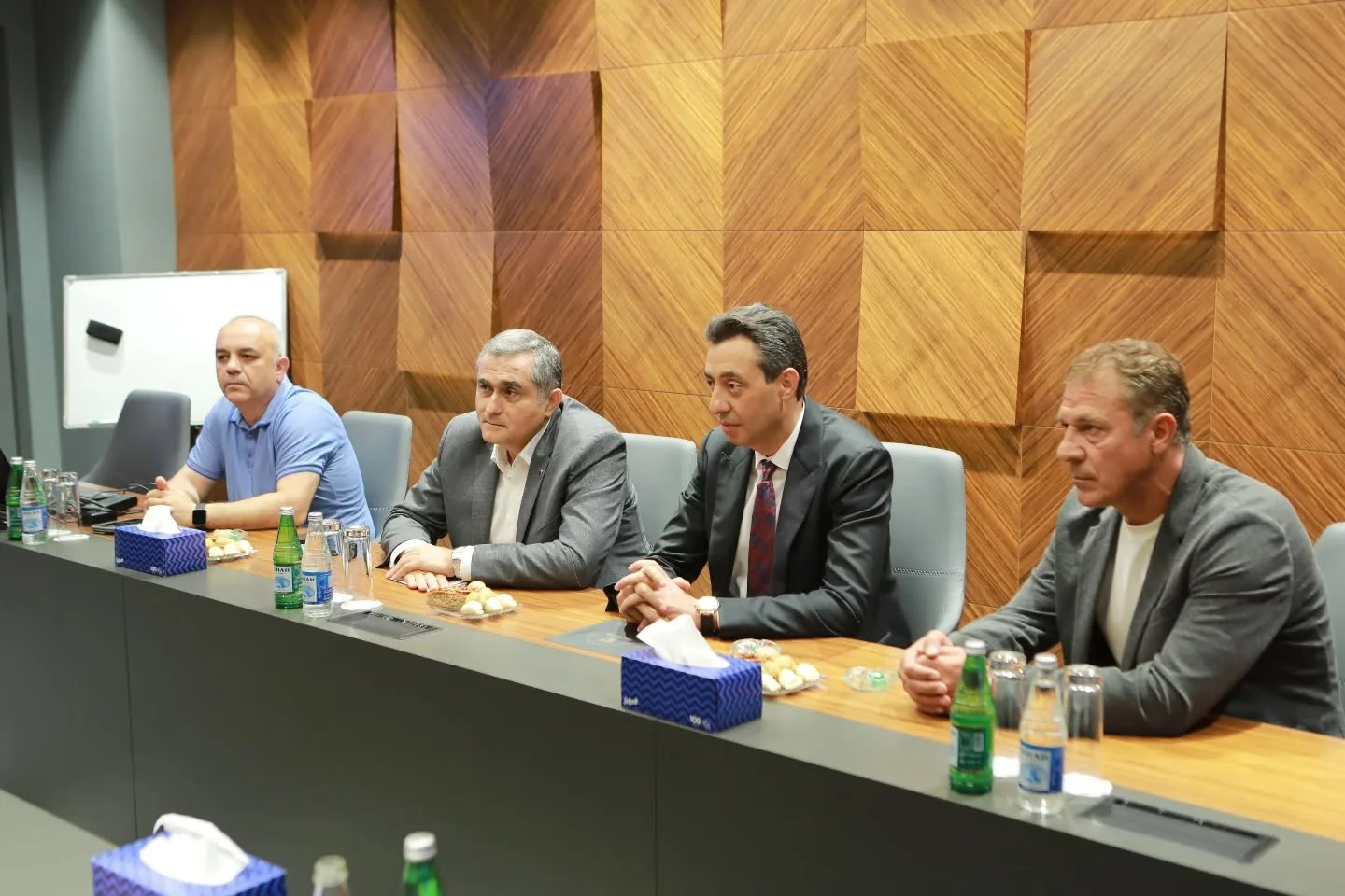 Ehtiram Quliyev alman mütəxəssislə görüşdü 