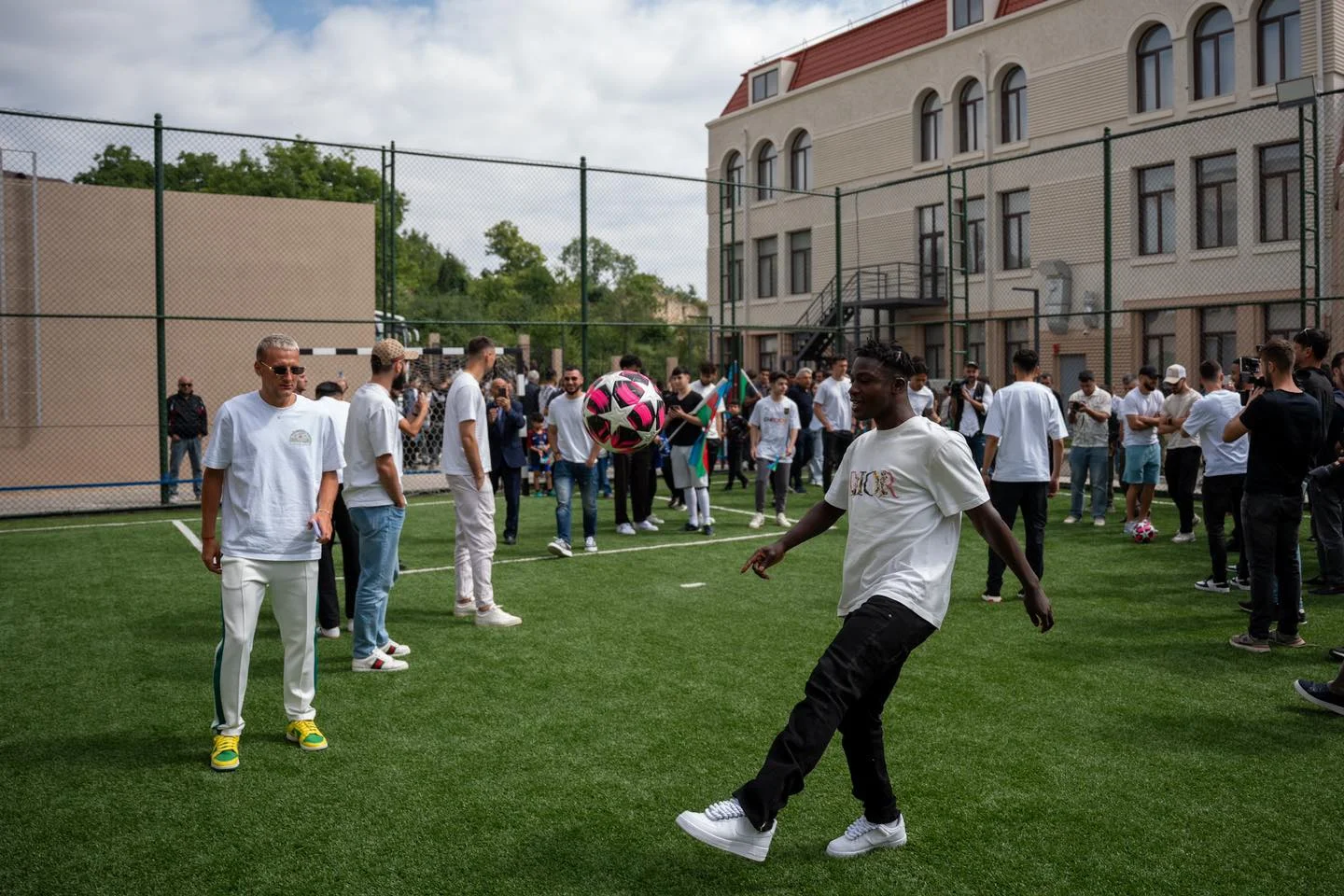 "Qarabağ" Şuşada 1 nömrəli məktəbi ziyarət etdi - FOTO 