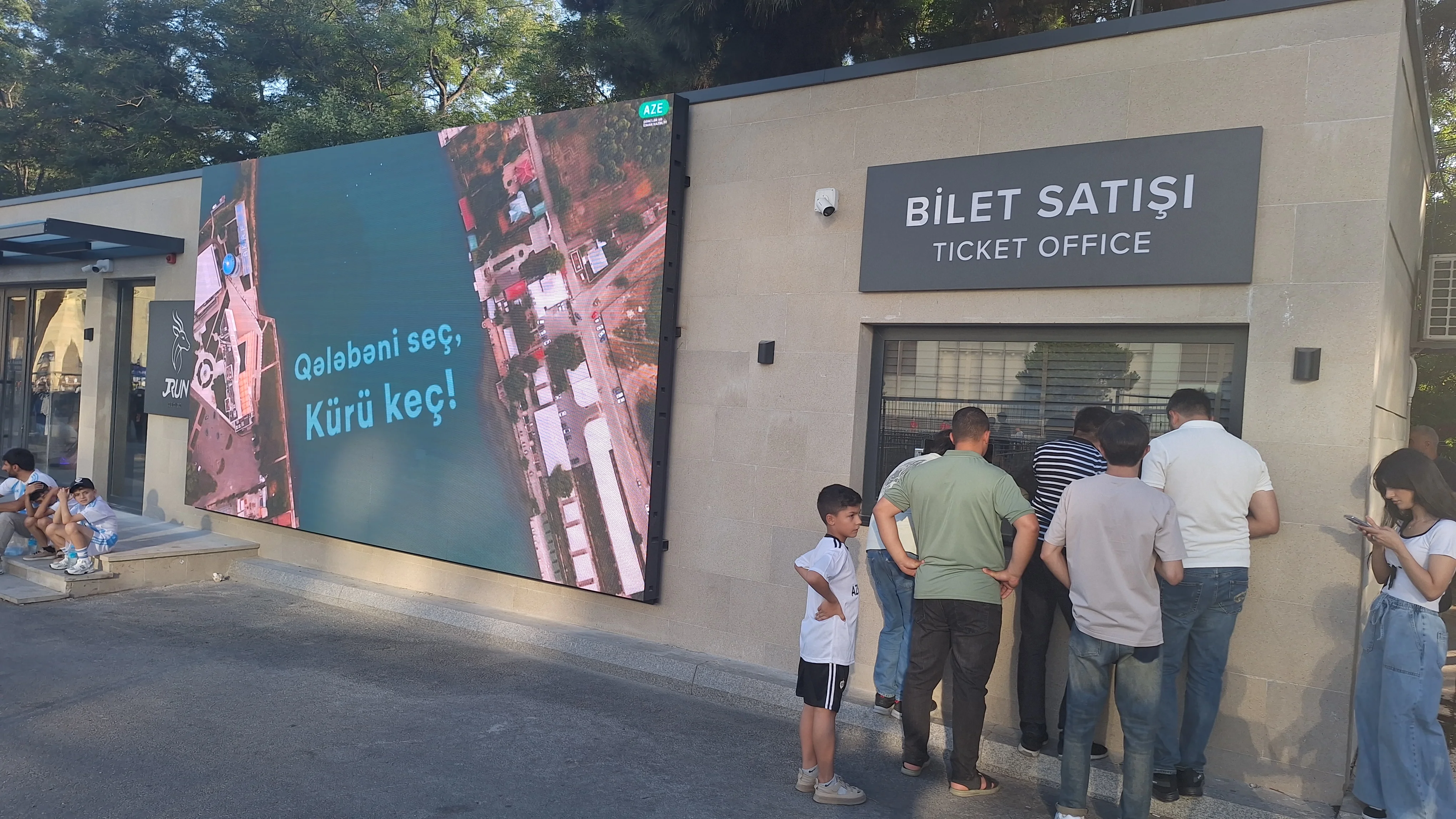 "Şelburn" fanatları tribunalara tələsir, bilet almağı son günə saxlayanlar var - FOTO 