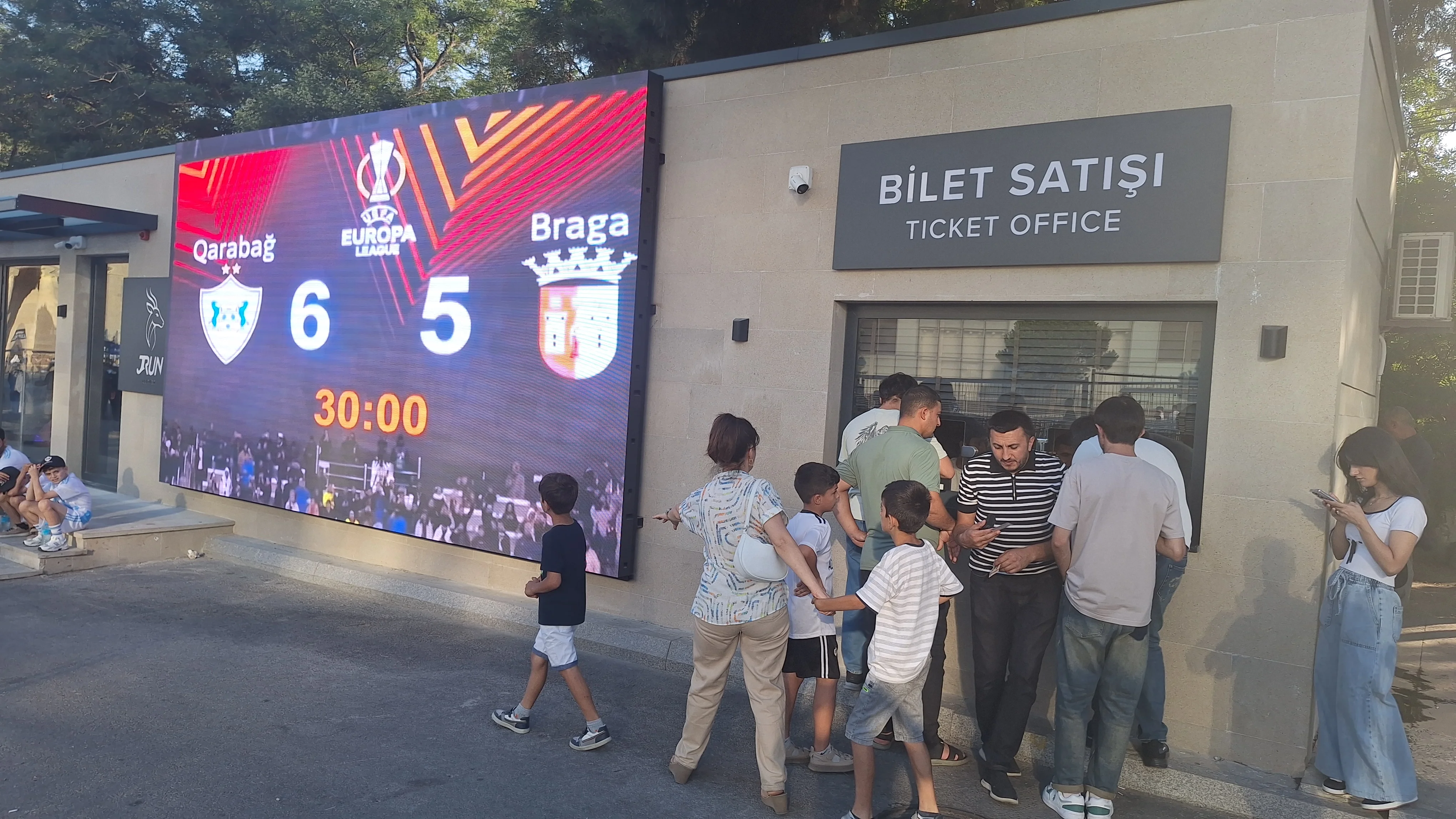 "Şelburn" fanatları tribunalara tələsir, bilet almağı son günə saxlayanlar var - FOTO 