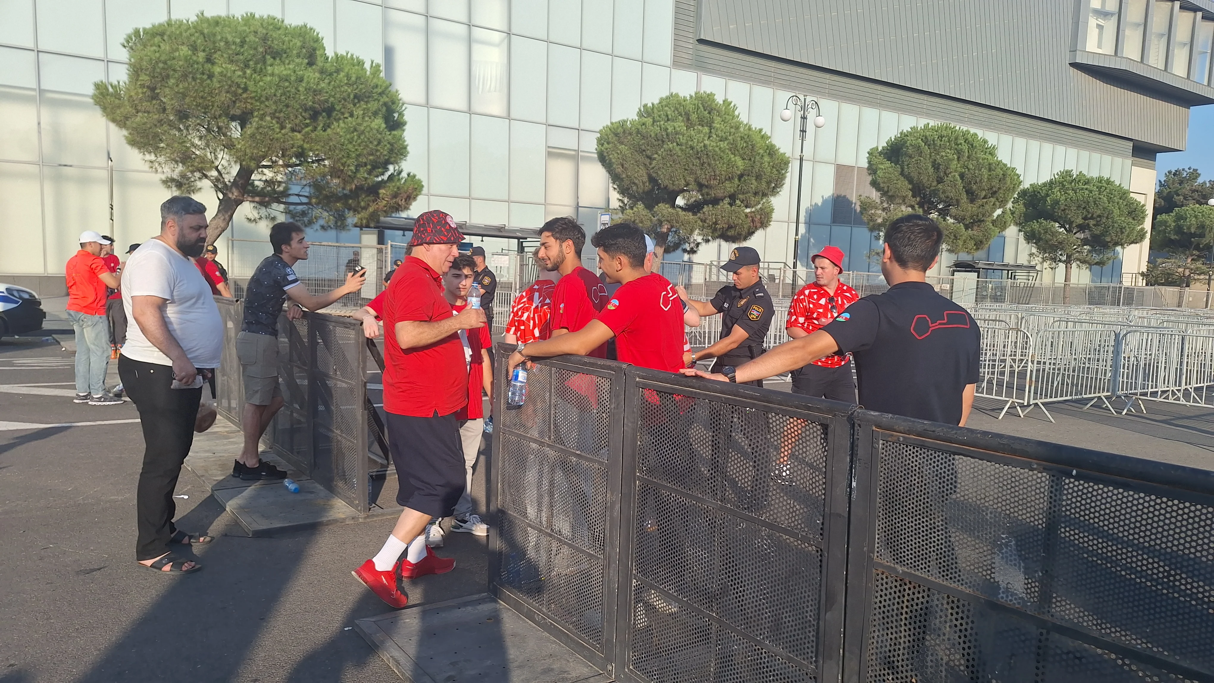 "Şelburn" fanatları tribunalara tələsir, bilet almağı son günə saxlayanlar var - FOTO 