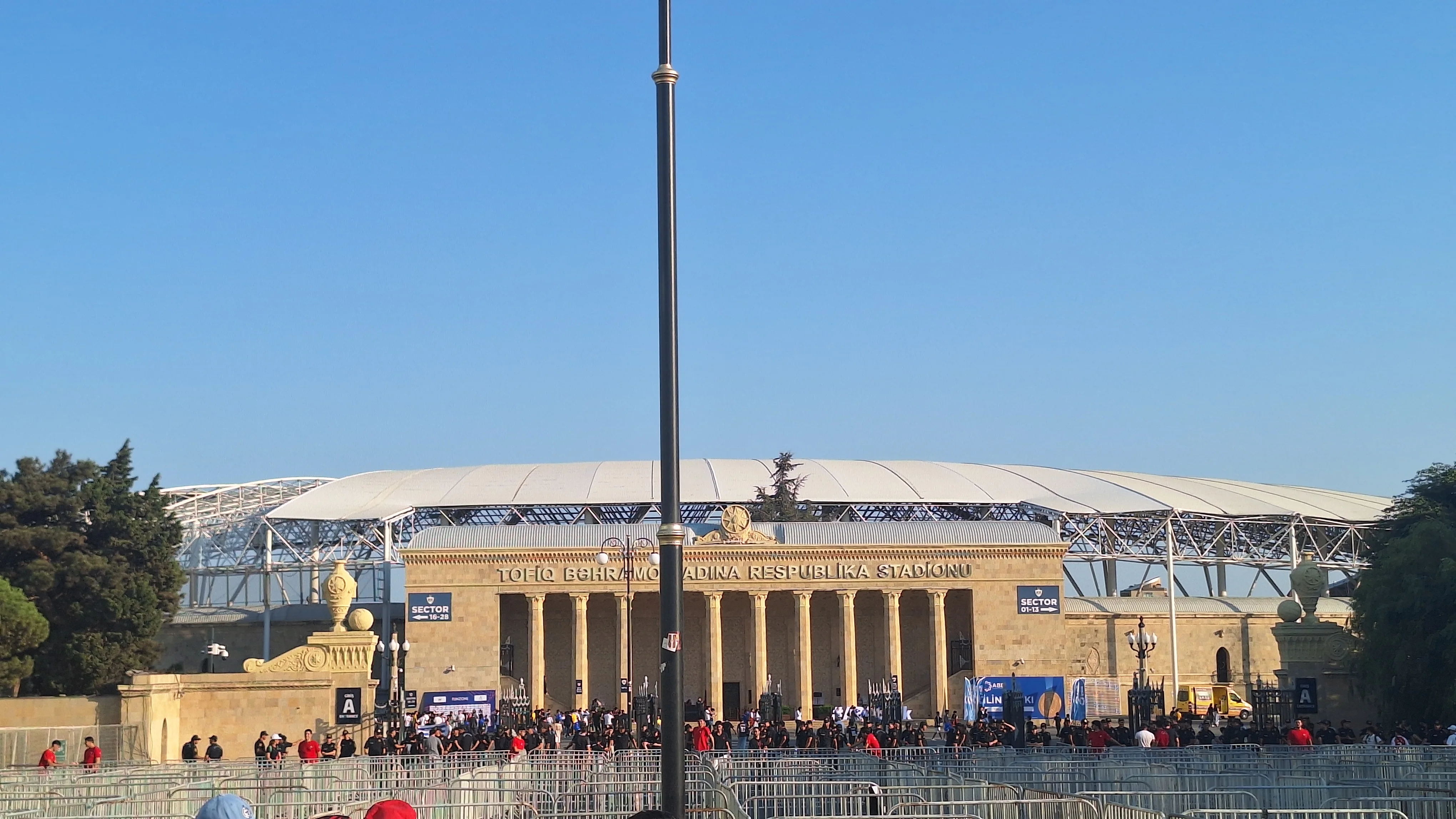 "Şelburn" fanatları tribunalara tələsir, bilet almağı son günə saxlayanlar var - FOTO 