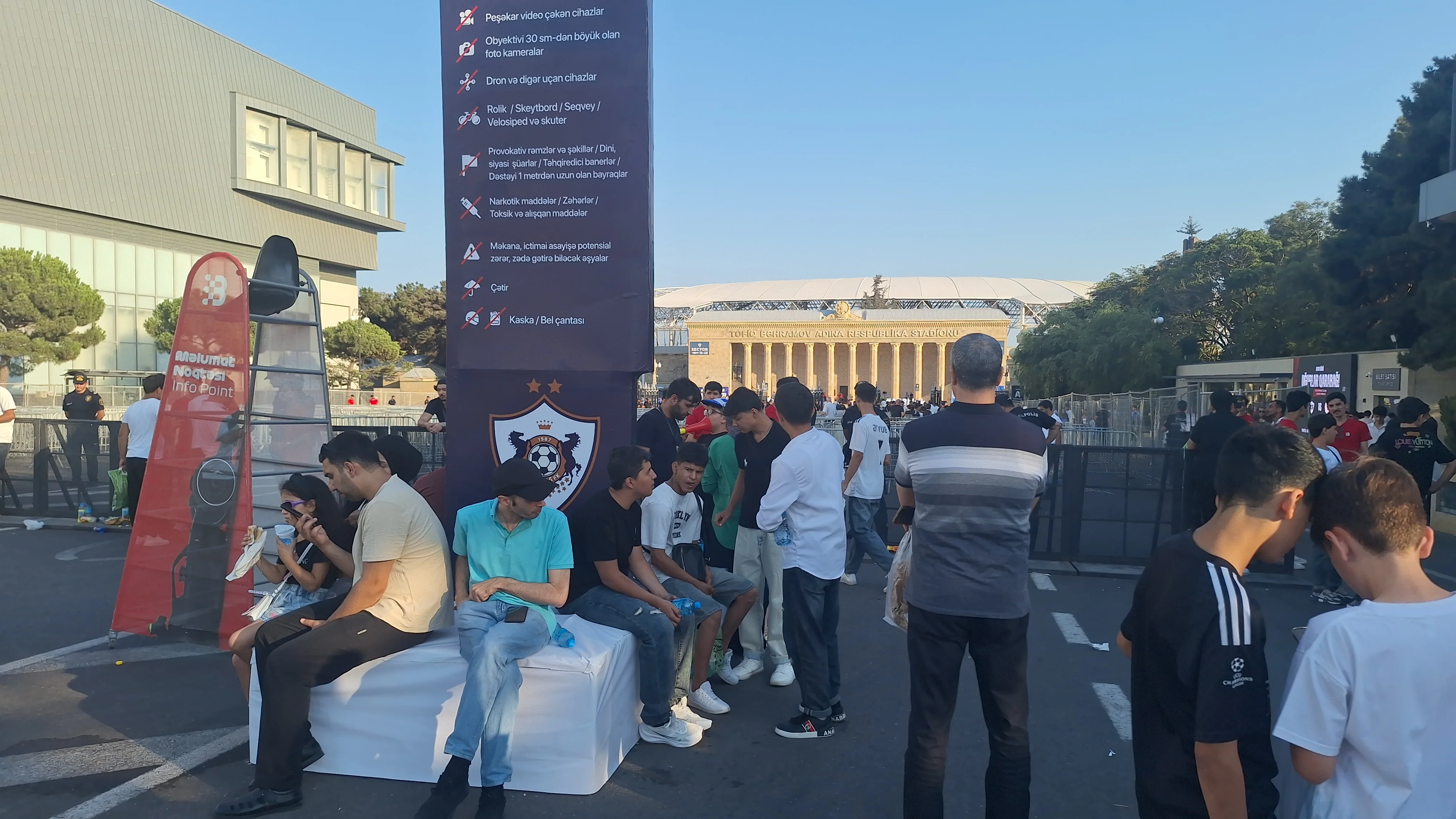 "Şelburn" fanatları tribunalara tələsir, bilet almağı son günə saxlayanlar var - FOTO 