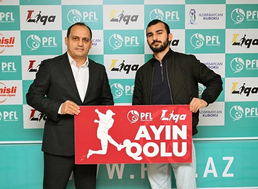 PFL-in mükafatlandırdığı forvard subaylığın daşını atır 