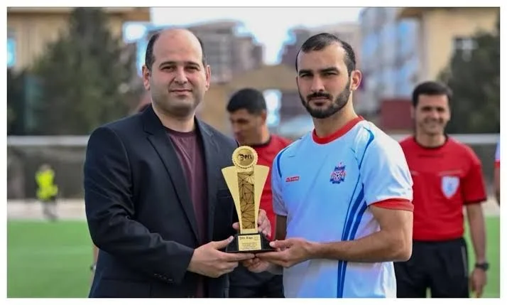 PFL-in mükafatlandırdığı forvard subaylığın daşını atır 