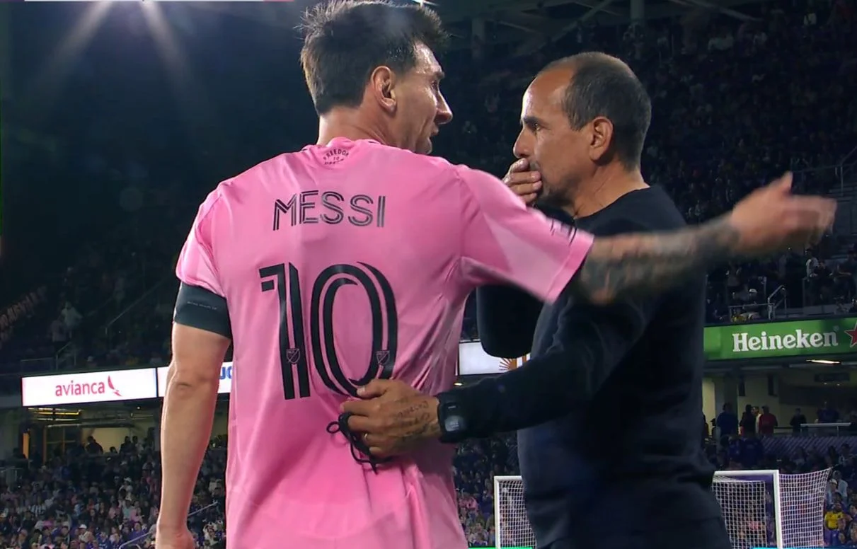 Messi rəqib baş məşqçini bu jest ilə ələ saldı - FOTO 