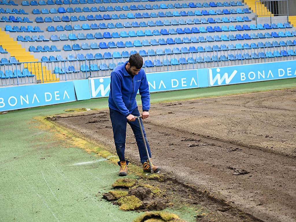 "Liv Bona Dea Arena"da təbii ot örtüyü yenilənir - FOTOLAR 