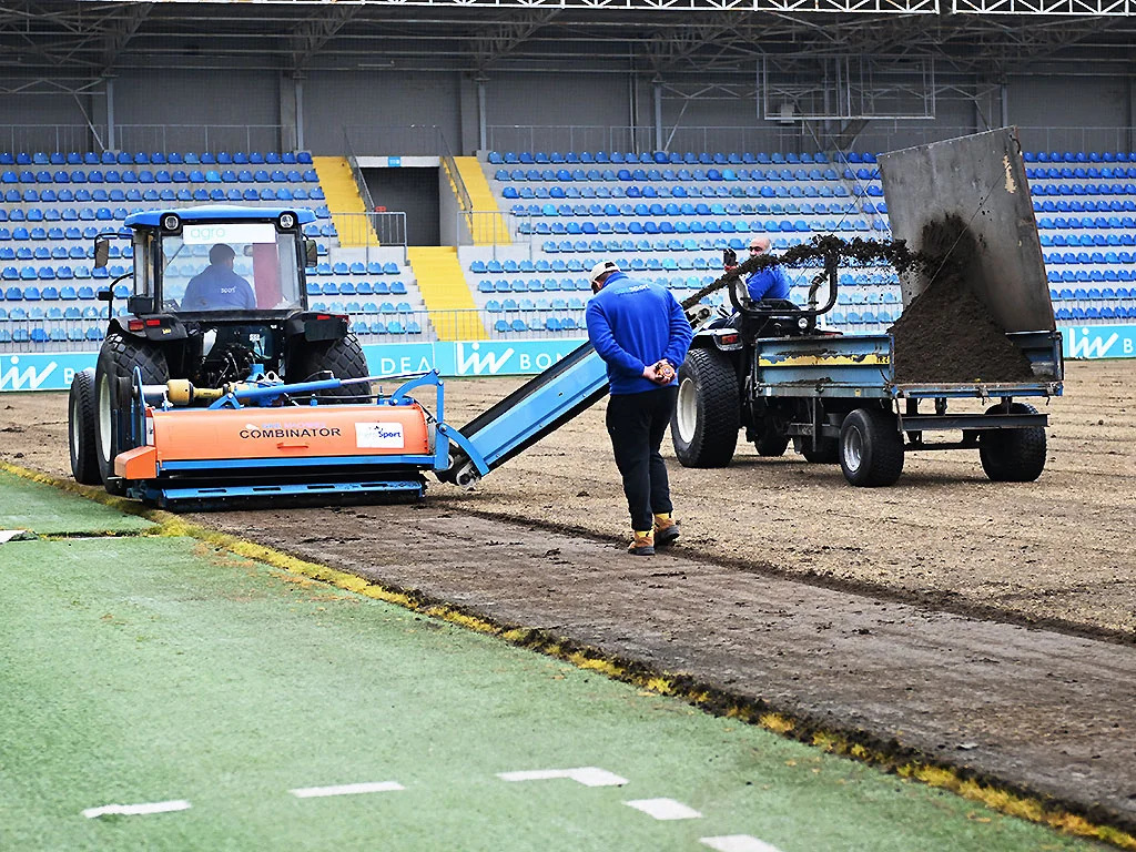 "Liv Bona Dea Arena"da təbii ot örtüyü yenilənir - FOTOLAR 