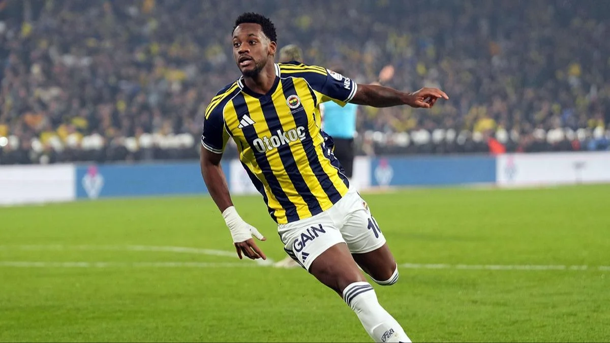 Sabiq "Fənərbağça"lı "Qalatasaray"a keçmək üçün "yalvarır"? 