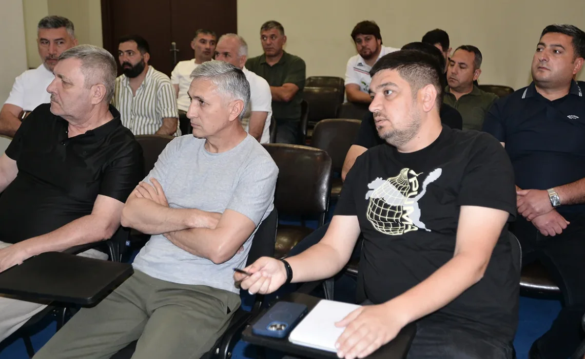 AFFA rəsmiləri klub nümayəndələri ilə görüşdülər 