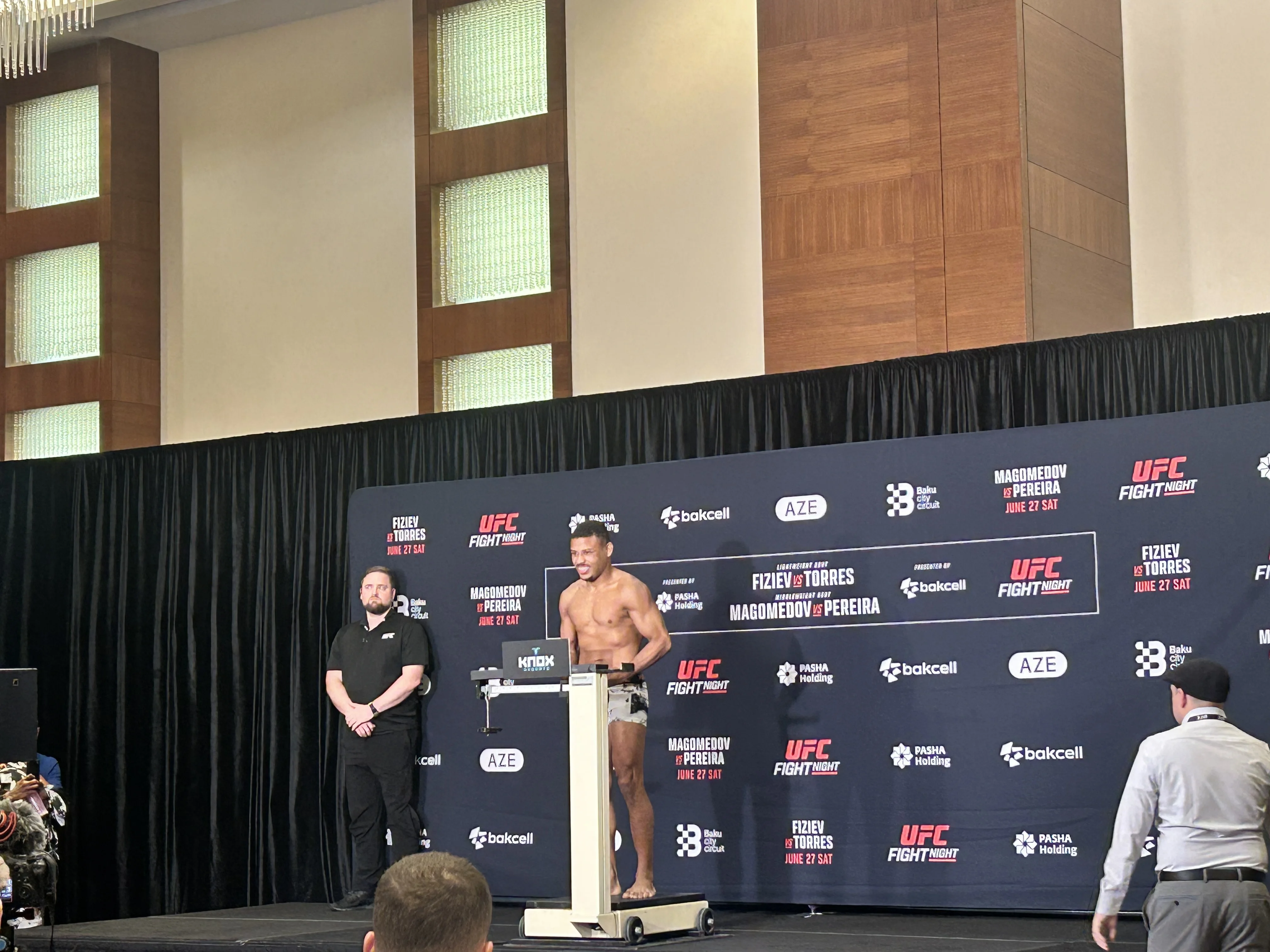Bakıda UFC həyəcanı: Döyüşçülər tərəziyə çıxır 