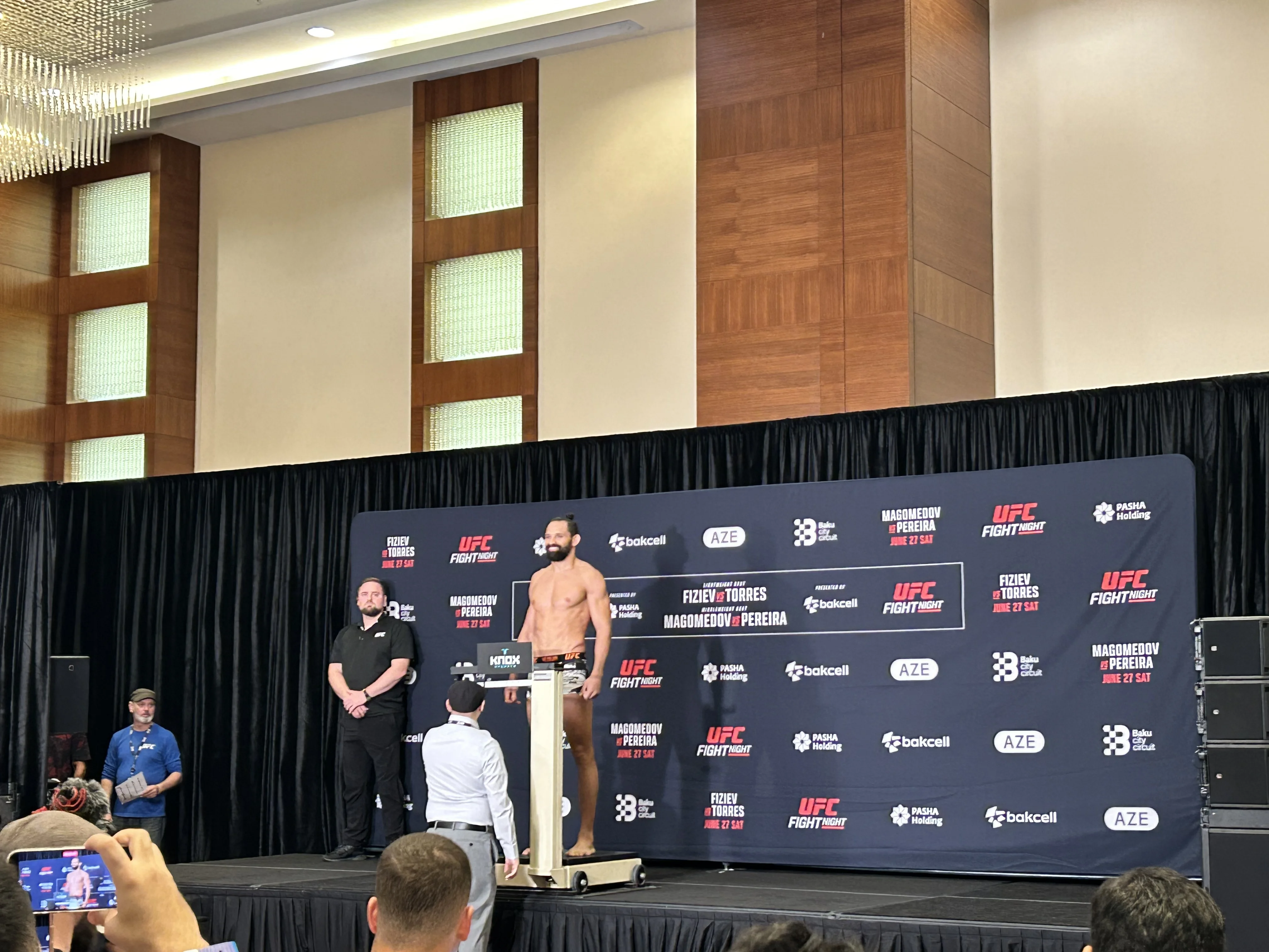 Bakıda UFC həyəcanı: Döyüşçülər tərəziyə çıxır 