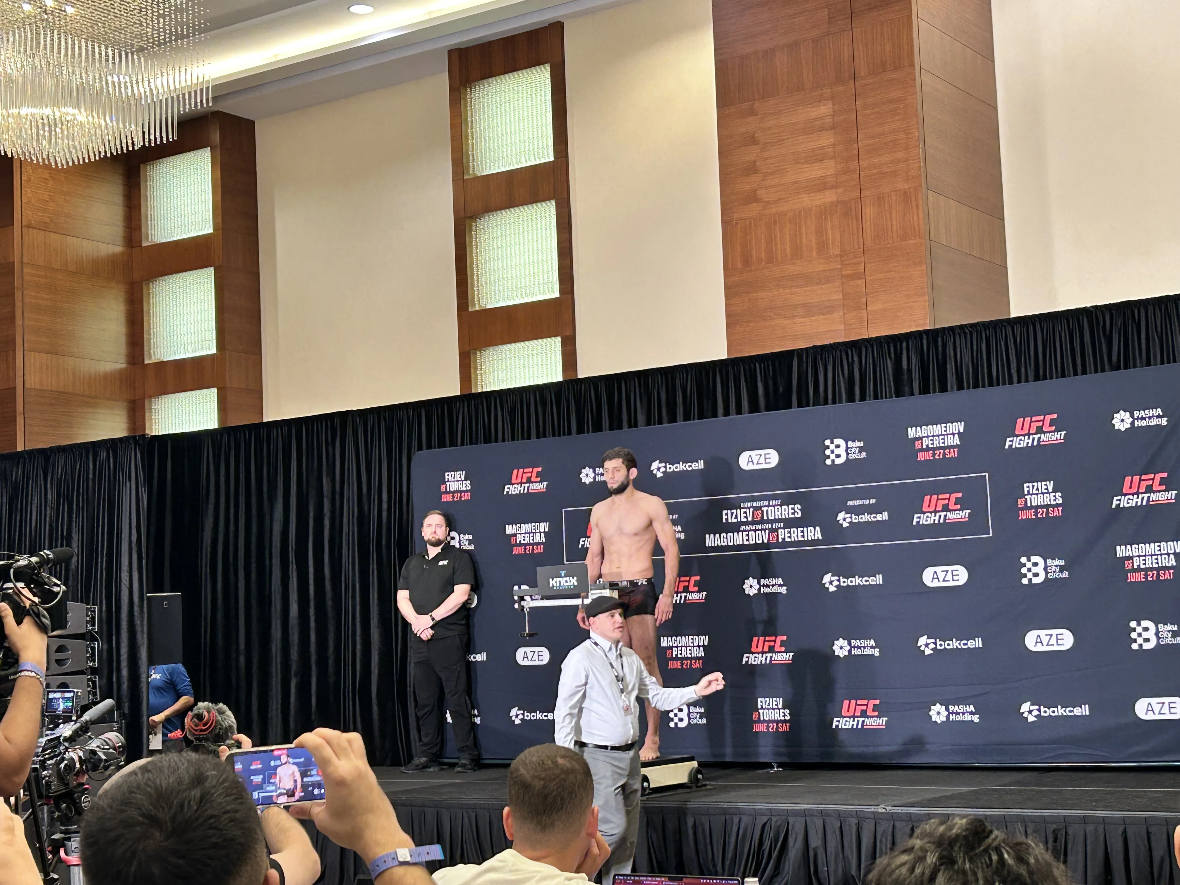 Bakıda UFC həyəcanı: Döyüşçülər tərəziyə çıxır 